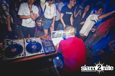 DJ CRAZY B in the Middle of the Room — photo 42
