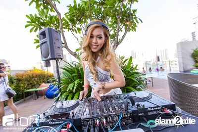 Aloft Pool Party 'Sexy White T-Shirt' — photo 17