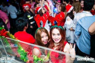 Red and White Christmas Party — photo 117