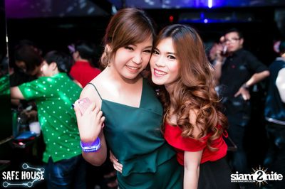 Red and White Christmas Party — photo 13
