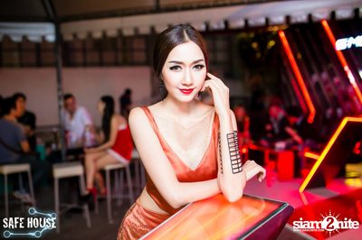 Red and White Christmas Party — photo 94