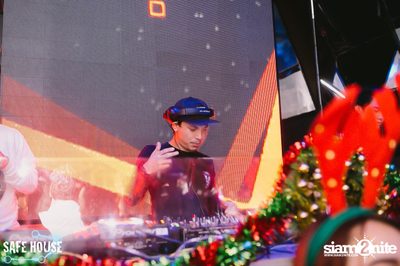Red and White Christmas Party — photo 173