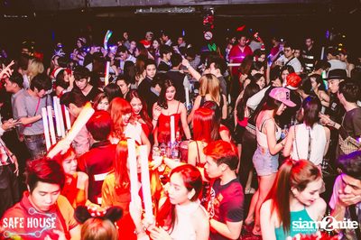 Red and White Christmas Party — photo 85