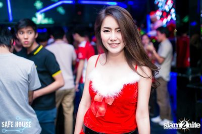 Red and White Christmas Party — photo 32
