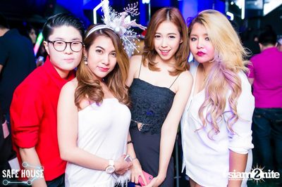Red and White Christmas Party — photo 66