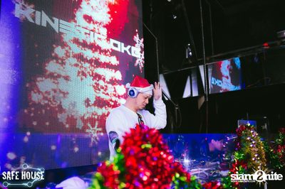 Red and White Christmas Party — photo 1