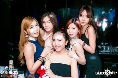 Red and White Christmas Party — photo 142