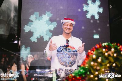 Red and White Christmas Party — photo 12