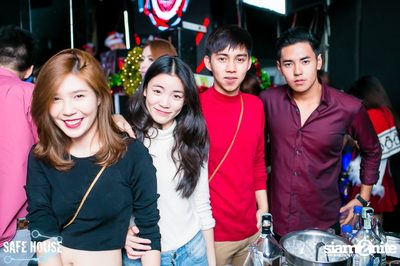 Red and White Christmas Party — photo 75