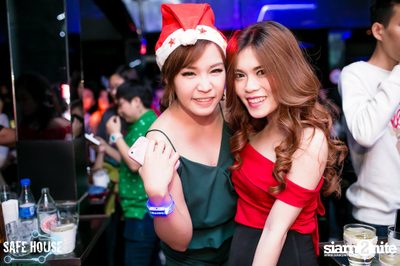 Red and White Christmas Party — photo 14