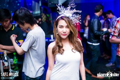 Red and White Christmas Party — photo 29