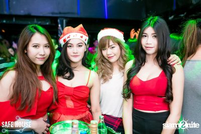Red and White Christmas Party — photo 4