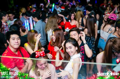 Red and White Christmas Party — photo 82
