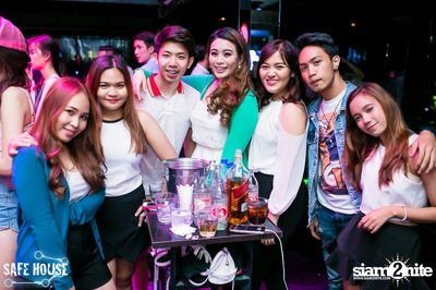 Red and White Christmas Party — photo 37