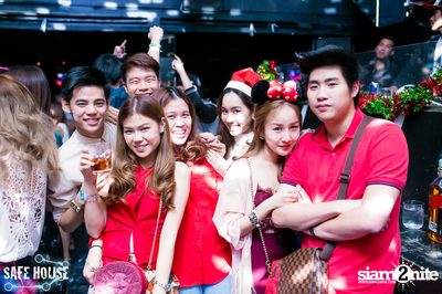 Red and White Christmas Party — photo 42