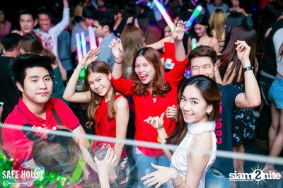Red and White Christmas Party — photo 83
