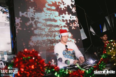 Red and White Christmas Party — photo 2