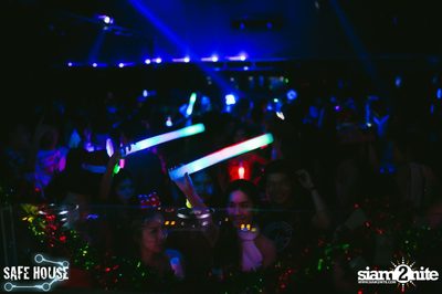 Red and White Christmas Party — photo 86