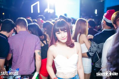 Red and White Christmas Party — photo 165