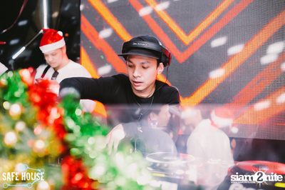 Red and White Christmas Party — photo 176