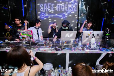 AE Tubbies pres. Single Light - Blacklight Neon Party — photo 110