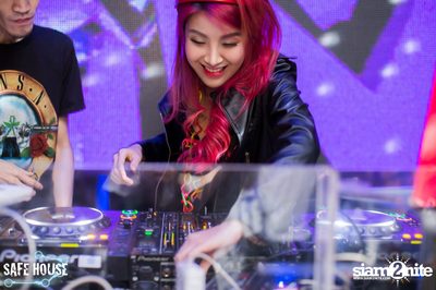 AE Tubbies pres. Single Light - Blacklight Neon Party — photo 15