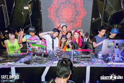 AE Tubbies pres. Single Light - Blacklight Neon Party — photo 76