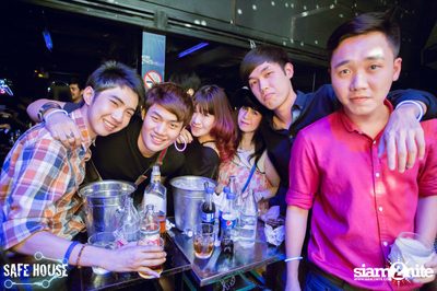 AE Tubbies pres. Single Light - Blacklight Neon Party — photo 34