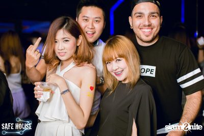 AE Tubbies pres. Single Light - Blacklight Neon Party — photo 10