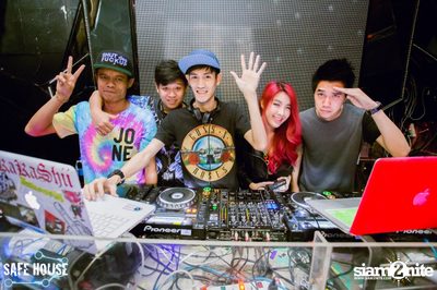 AE Tubbies pres. Single Light - Blacklight Neon Party — photo 12