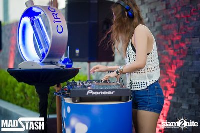 GET PHYSICAL Pool & Art Party — photo 103