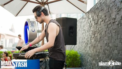 GET PHYSICAL Pool & Art Party — photo 10