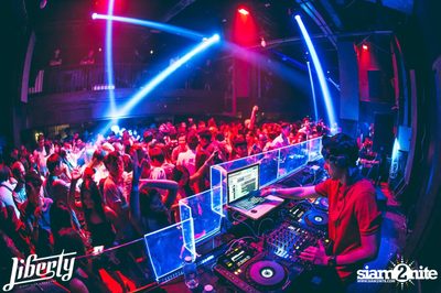 Julian Jordan at Liberty Club, Liberty Plaza Building — photo 16