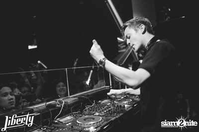 Julian Jordan at Liberty Club, Liberty Plaza Building — photo 40
