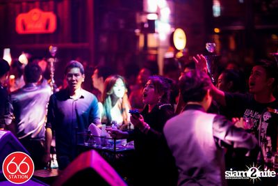 คอนเสิร์ต ป๊อด โมเดิร์นด็อก ที่ ซิกซ์ตี้ซิกซ์ สเตชั่น ลาดพร้าว — photo 45