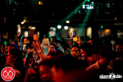 คอนเสิร์ต ป๊อด โมเดิร์นด็อก ที่ ซิกซ์ตี้ซิกซ์ สเตชั่น ลาดพร้าว — photo 54