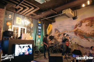 Friday Night with Bellini Wine at BottomsUp, Thonglor — photo 12