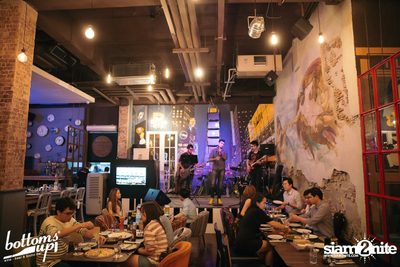 Friday Night with Bellini Wine at BottomsUp, Thonglor — photo 13
