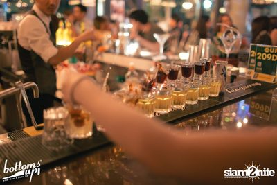 Friday Night with Bellini Wine at BottomsUp, Thonglor — photo 18