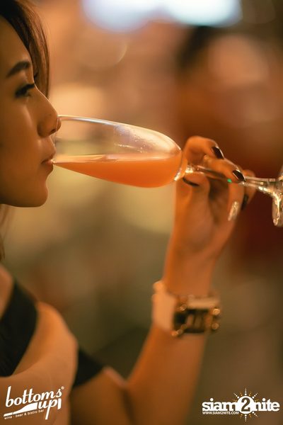 Friday Night with Bellini Wine at BottomsUp, Thonglor — photo 28