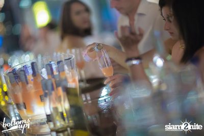 Friday Night with Bellini Wine at BottomsUp, Thonglor — photo 38