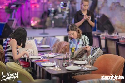 Friday Night with Bellini Wine at BottomsUp, Thonglor — photo 44
