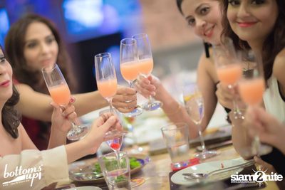 Friday Night with Bellini Wine at BottomsUp, Thonglor — photo 45