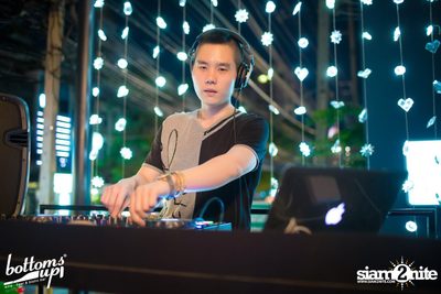 Friday Night with Bellini Wine at BottomsUp, Thonglor — photo 86