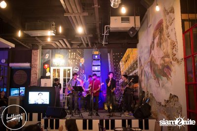 Friday Night at Wine, Beer & Bistro Bar BottomsUp Thonglor — photo 1