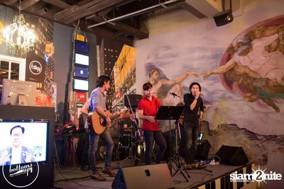 Friday Night at Wine, Beer & Bistro Bar BottomsUp Thonglor — photo 2