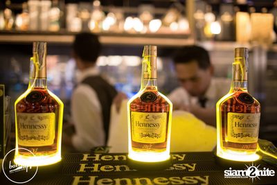 Friday Night at Wine, Beer & Bistro Bar BottomsUp Thonglor — photo 7