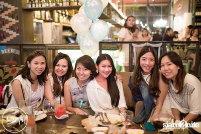Friday Night at Wine, Beer & Bistro Bar BottomsUp Thonglor — photo 10