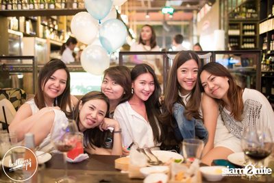Friday Night at Wine, Beer & Bistro Bar BottomsUp Thonglor — photo 11