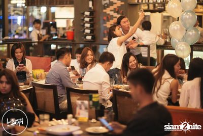 Friday Night at Wine, Beer & Bistro Bar BottomsUp Thonglor — photo 60